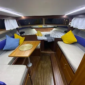 https://laura-boat.topbarcelonahotels.com